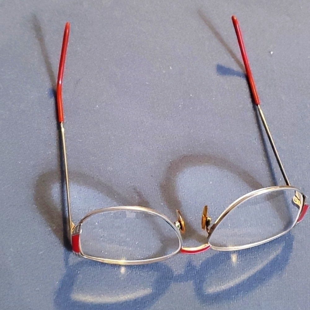 Vintage eye glasses. Metal with red trim. Good used condition.‎